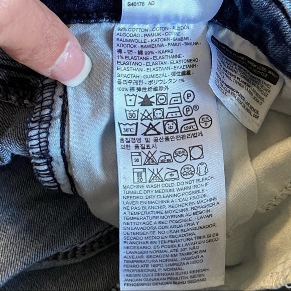 LEVI'S/ Red Tab Medium Wash Denim Capri Size 14 - Picture 7 of 13